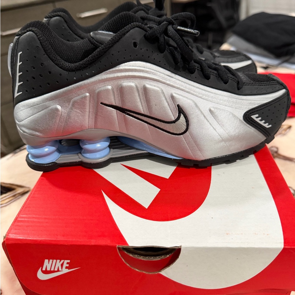 Nike Shox R4 (GS) - Picture 2 of 5